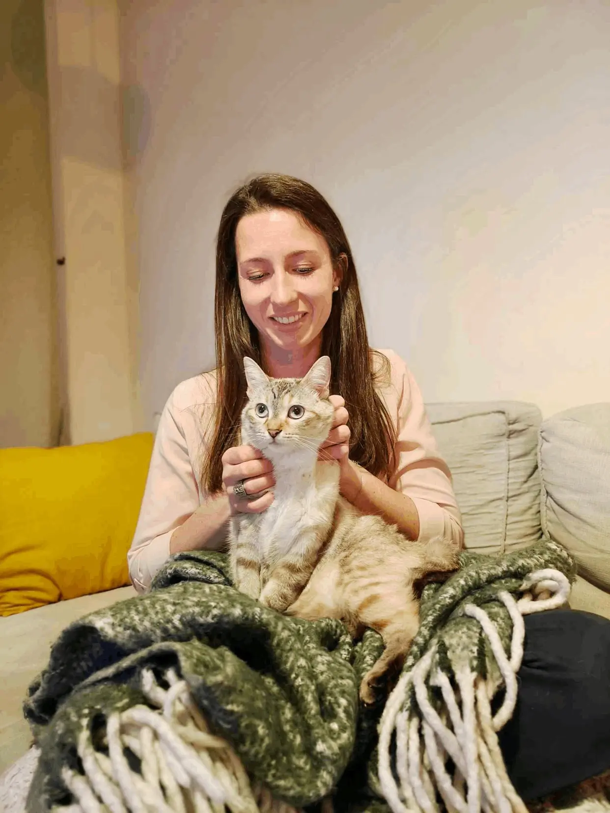 Léa Kormas caressant un chat